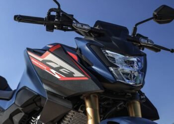 Detalhe da frente da Honda CB 300F Twister 2027 azul, moto de média cilindrada