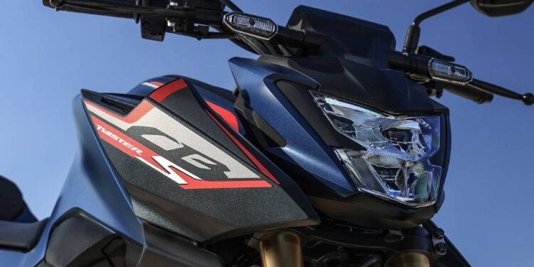 Detalhe da frente da Honda CB 300F Twister 2027 azul, moto de média cilindrada