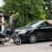 Pequeno acidente entre moto e carro com conversa calma, o que é RCF no seguro de moto