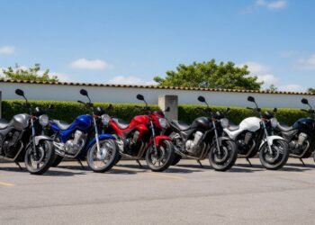 Motos novas alinhadas ao ar livre, o que significa moto emplacada