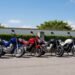 Motos novas alinhadas ao ar livre, o que significa moto emplacada