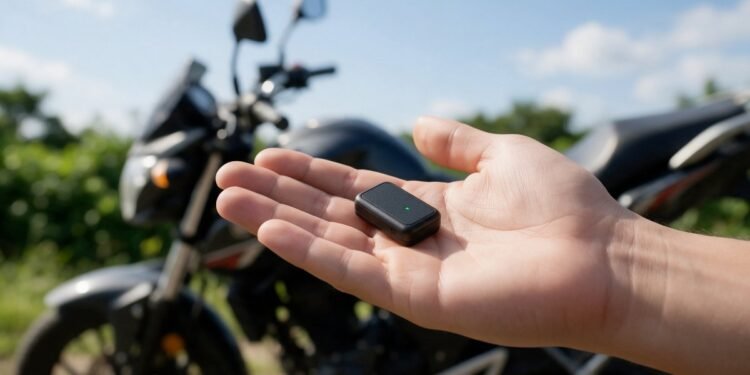 Mini rastreador na mão diante de uma moto, onde esconder rastreador na moto