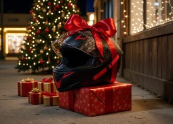 Capacete de moto com laço de presente ao lado de árvore de Natal