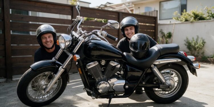 Pai e filho de capacete sorrindo ao lado de uma moto, presente de Dia dos Pais