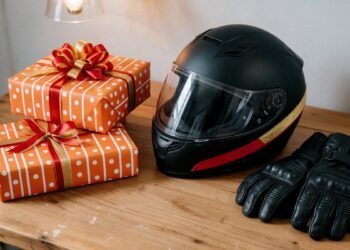Presentes embrulhados ao lado de capacete e luvas de moto sobre uma mesa