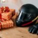 Presentes embrulhados ao lado de capacete e luvas de moto sobre uma mesa