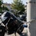 Moto presa com corrente e cadeado a um poste, ideia de proteção contra roubo e furto