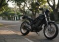 Moto estacionada na calçada ao fim da tarde, tema quanto custa seguro de moto