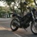 Moto estacionada na calçada ao fim da tarde, tema quanto custa seguro de moto