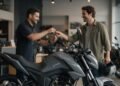 Cliente recebendo a chave de uma moto na loja, mostrando quem consegue financiar uma moto