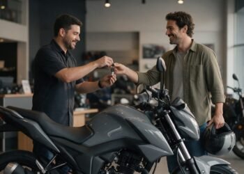 Cliente recebendo a chave de uma moto na loja, mostrando quem consegue financiar uma moto