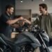 Cliente recebendo a chave de uma moto na loja, mostrando quem consegue financiar uma moto