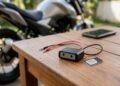 Rastreador com fios, chip e celular sobre mesa, rastreador Bluetooth e GPS para moto
