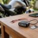 Rastreador com fios, chip e celular sobre mesa, rastreador Bluetooth e GPS para moto