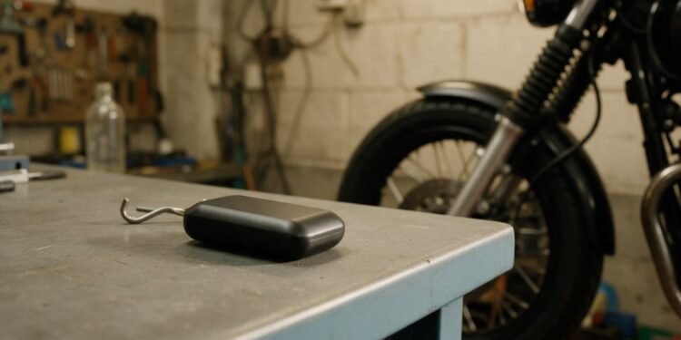 Rastreador compacto em oficina com moto ao fundo, rastreador com bloqueio para moto