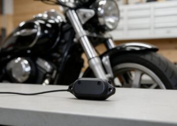 Rastreador GPS com fio ao lado de uma moto, rastreador GPS para moto