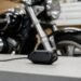 Rastreador GPS com fio ao lado de uma moto, rastreador GPS para moto