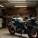 Moto de rua em garagem, rastreador obrigatório no seguro de moto
