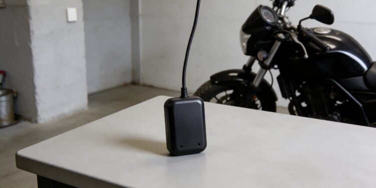 Rastreador preto sobre mesa com moto ao fundo, rastreador com bateria própria