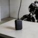Rastreador preto sobre mesa com moto ao fundo, rastreador com bateria própria