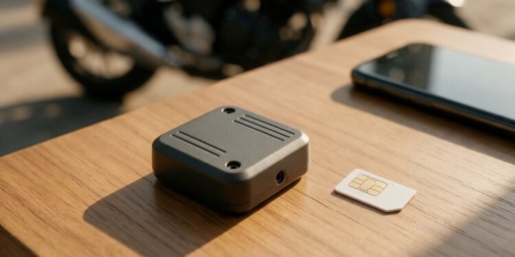 Rastreador, chip e celular sobre mesa de madeira, rastreador para moto sem mensalidade