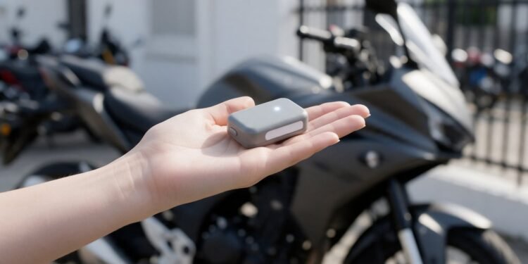 Mini rastreador na mão com moto ao fundo, rastreador portátil para moto