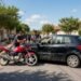 Motociclista e motorista após colisão leve, RCF danos materiais e corporais