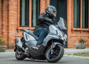 Scooter SYM ADXTG 300 cinza em curva urbana, modelo coberto pela revisão SYM preço fixo
