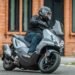 Scooter SYM ADXTG 300 cinza em curva urbana, modelo coberto pela revisão SYM preço fixo