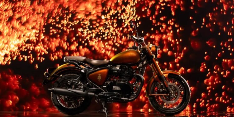 Royal Enfield Classic 650 Hypershift 125th Anniversary Edition de lado, diante de fundo de faíscas alaranjadas