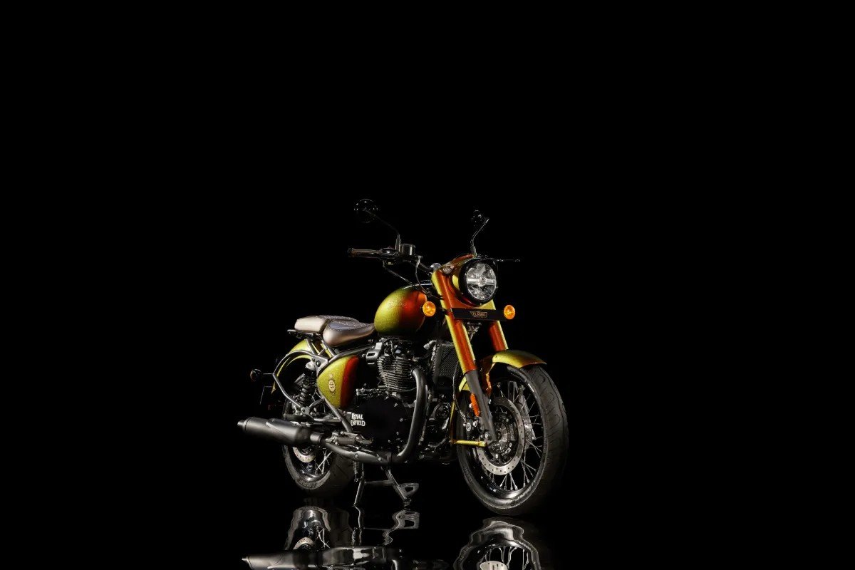 Classic 650 Hypershift 125 anos em vista frontal sobre fundo preto