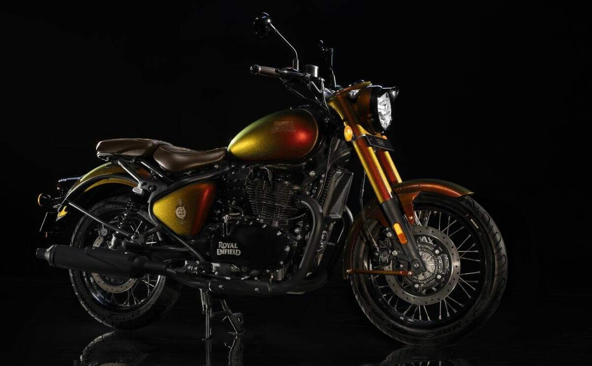 Classic 650 Hypershift 125 anos em perfil, com rodas de raios e escapamento preto fosco