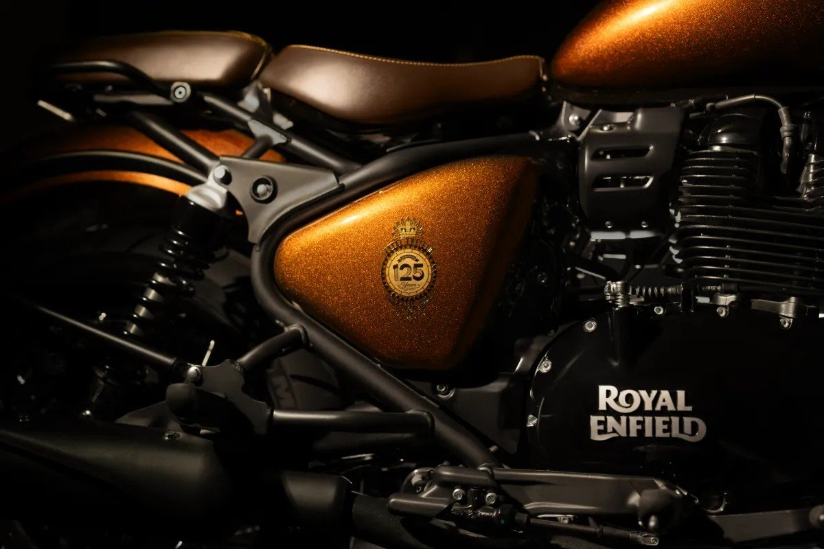 Detalhe do tanque com emblema de 125 anos e motor bicilíndrico da Classic 650 Hypershift