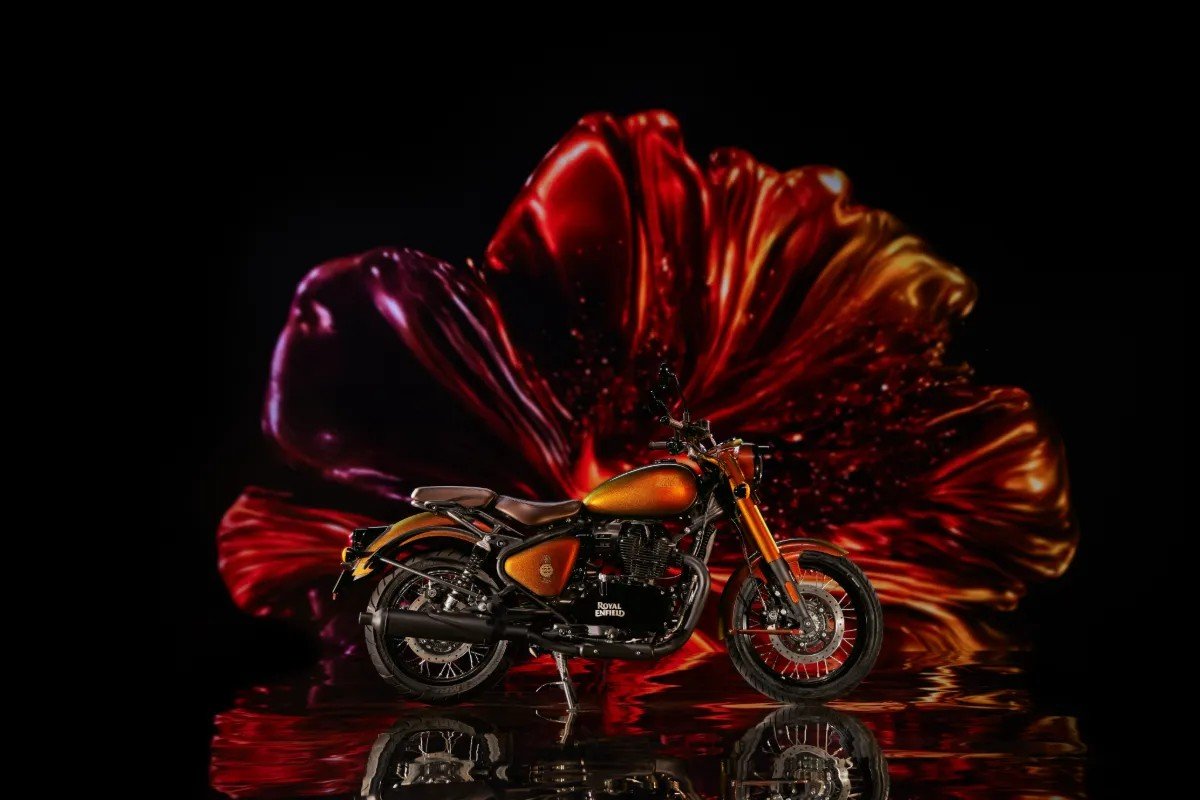 Royal Enfield Classic 650 Hypershift em cena com tecido vermelho ao fundo