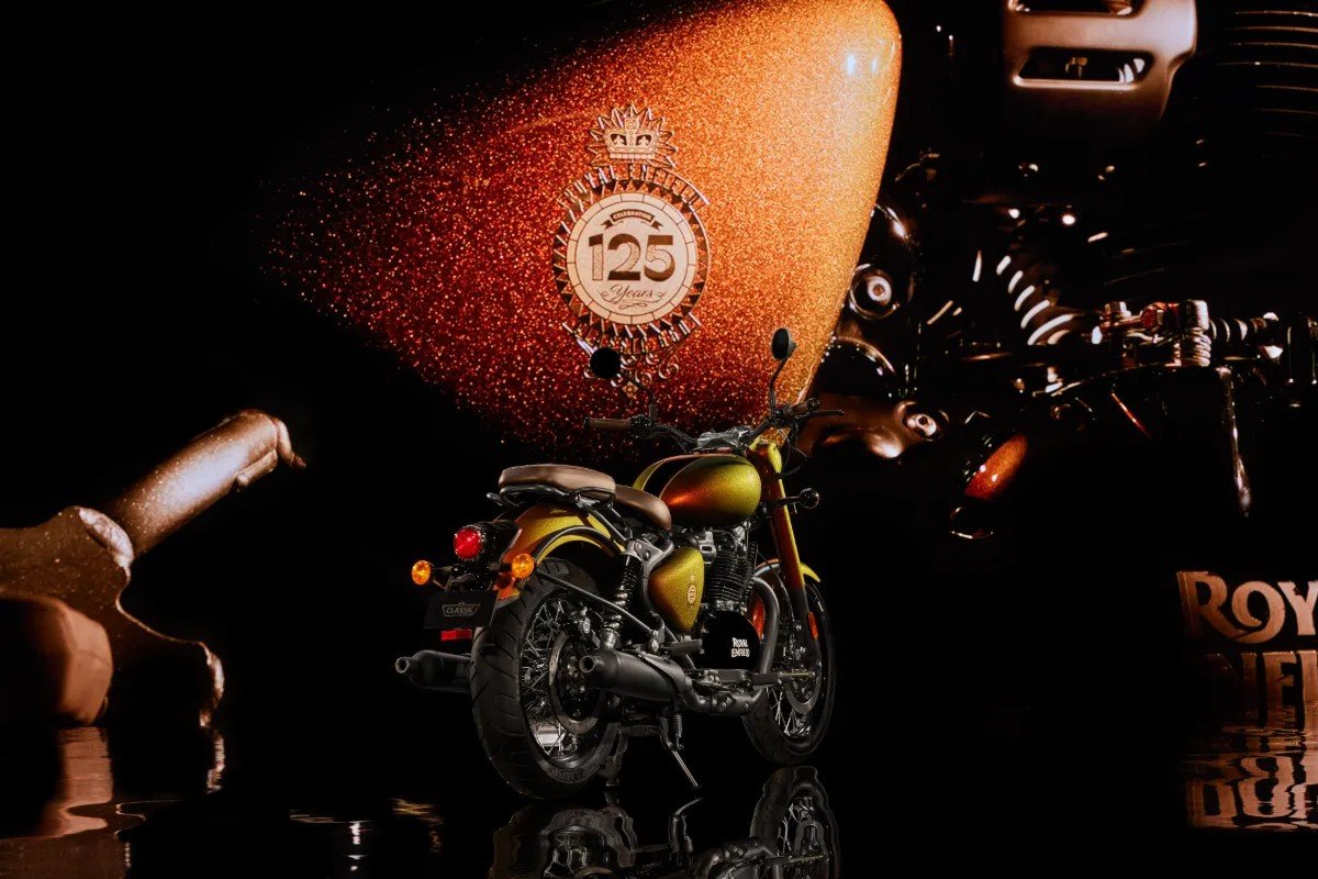 Emblema comemorativo de 125 anos no tanque da Royal Enfield Classic 650 Hypershift