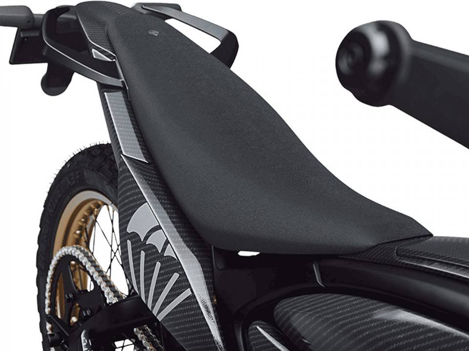 Detalhe do banco longo e estreito e do paralama da Flying Flea S6 elétrica