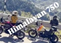 Duas Royal Enfield Himalayan 750 sem camuflagem, uma vermelha e outra branca com grafismos, paradas à beira de estrada de montanha