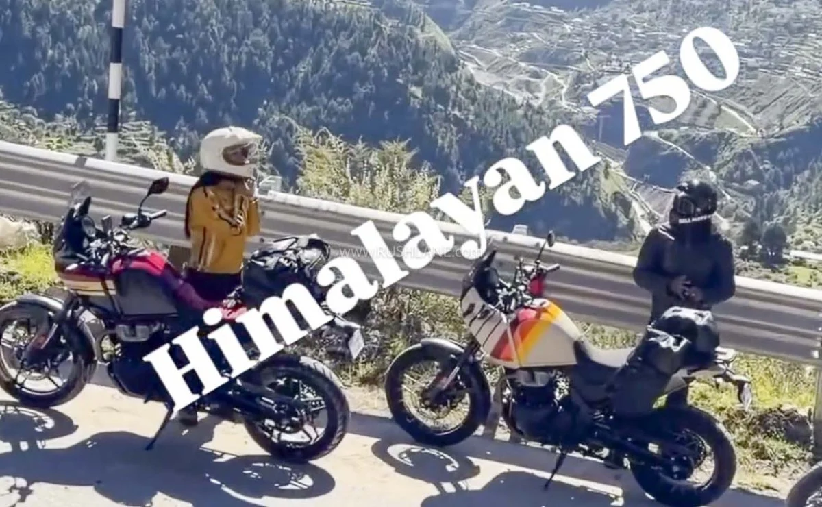 Duas Royal Enfield Himalayan 750 sem camuflagem, uma vermelha e outra branca com grafismos, paradas à beira de estrada de montanha