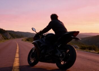 Motociclista em estrada ao pôr do sol, representando a tranquilidade de ter seguro de moto