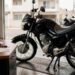Moto nova com chave e documentos sobre a mesa de uma concessionária, representando seguro de moto financiada