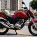 Moto street de 160 cilindradas estacionada, ilustrando o seguro de moto CG 160