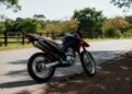 Moto trail de média cilindrada na beira de uma estrada, seguro de moto Mapfre