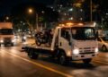Guincho transportando uma moto à noite, assistência 24 horas do seguro de moto Porto Seguro