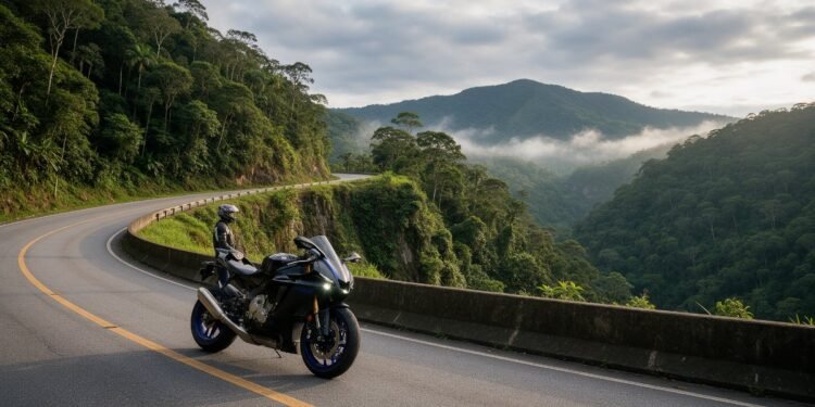 Moto esportiva em estrada de serra com motociclista, seguro de moto Tokio Marine