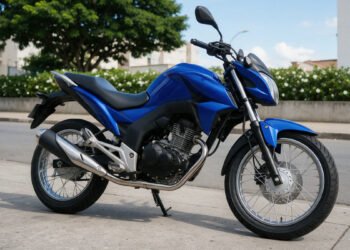 Moto naked azul parada na rua, exemplo de moto para cotar o seguro de moto Yamaha