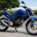 Moto naked azul parada na rua, exemplo de moto para cotar o seguro de moto Yamaha