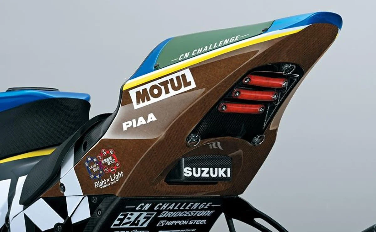 Detalhe da carenagem lateral em compósito de linho na Suzuki GSX-R1000R