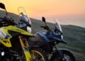 Suzuki V-Strom 1050XT 2027 nas cores amarela Champion Yellow e azul