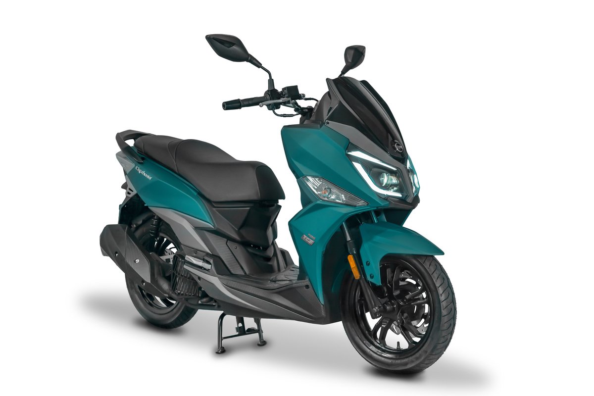 Scooter SYM Cruisym 150 na cor verde-azulada, modelo com revisões a cada 3.000 km