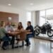 Reunião em sala com moto ao fundo, taxa de administração do consórcio de moto